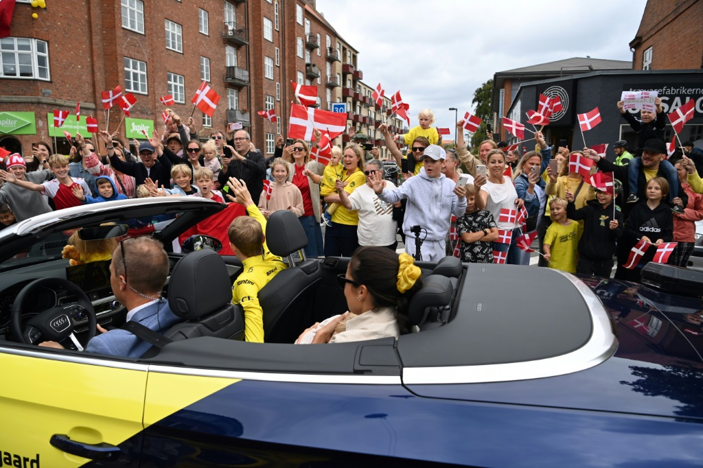 La foule célèbre le Danois Jonas Vingegaard le 27 juillet 2022 à Copenhague, Danemark