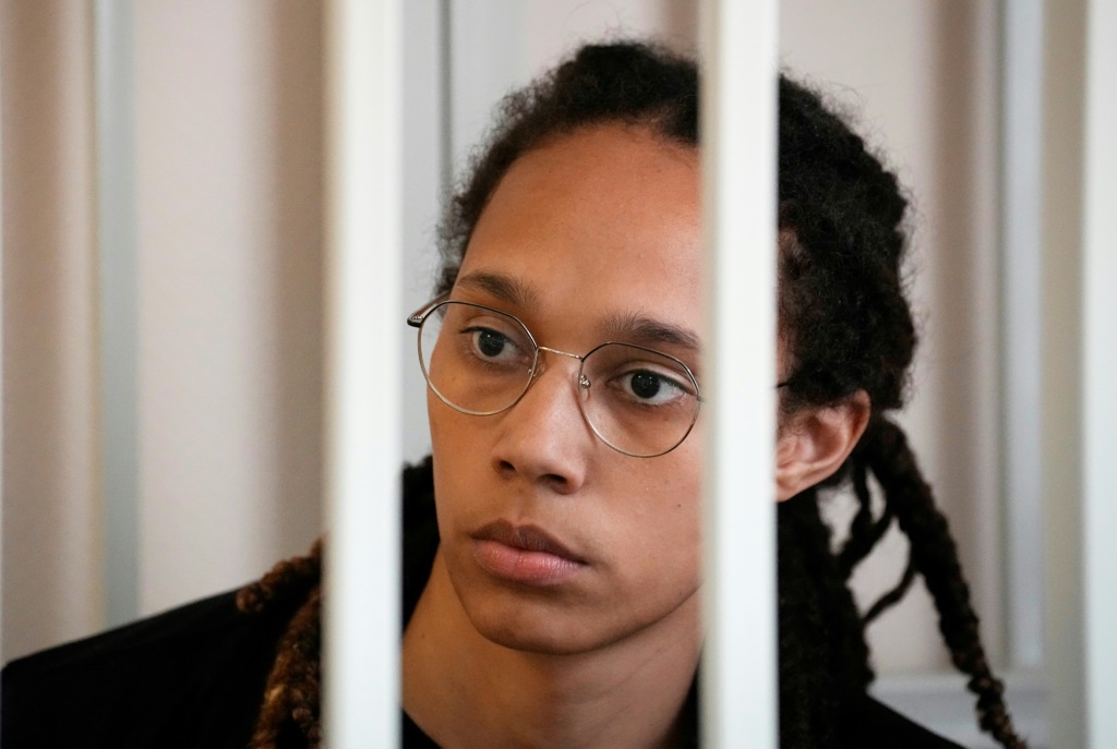 La basketteuse américaine Brittney Griner, lors de son procès, le 27 juillet 2022 à Khimki, près de Moscou, où elle est jugée à la suite de son arrestation à l'aéroport de Moscou en février en possession d'un liquide de vapoteuse à base de cannabis