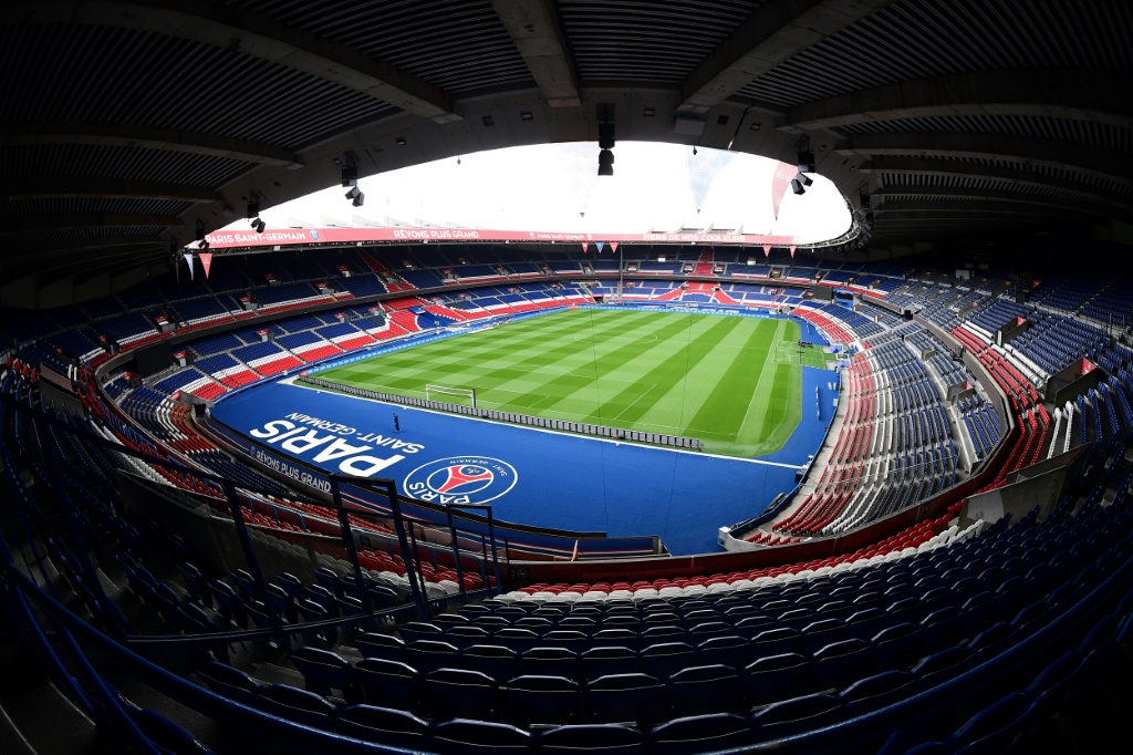 Vue du Parc des Princes, le 15 avril 2016 à Paris, un des deux stades avec celui de La Beaujoire à Nantes, où l'UEFA a annoncé, le 27 juillet 2022, vouloir tester pendant un an les tribunes debout, ainsi qu'en Allemagne et en Angleterre