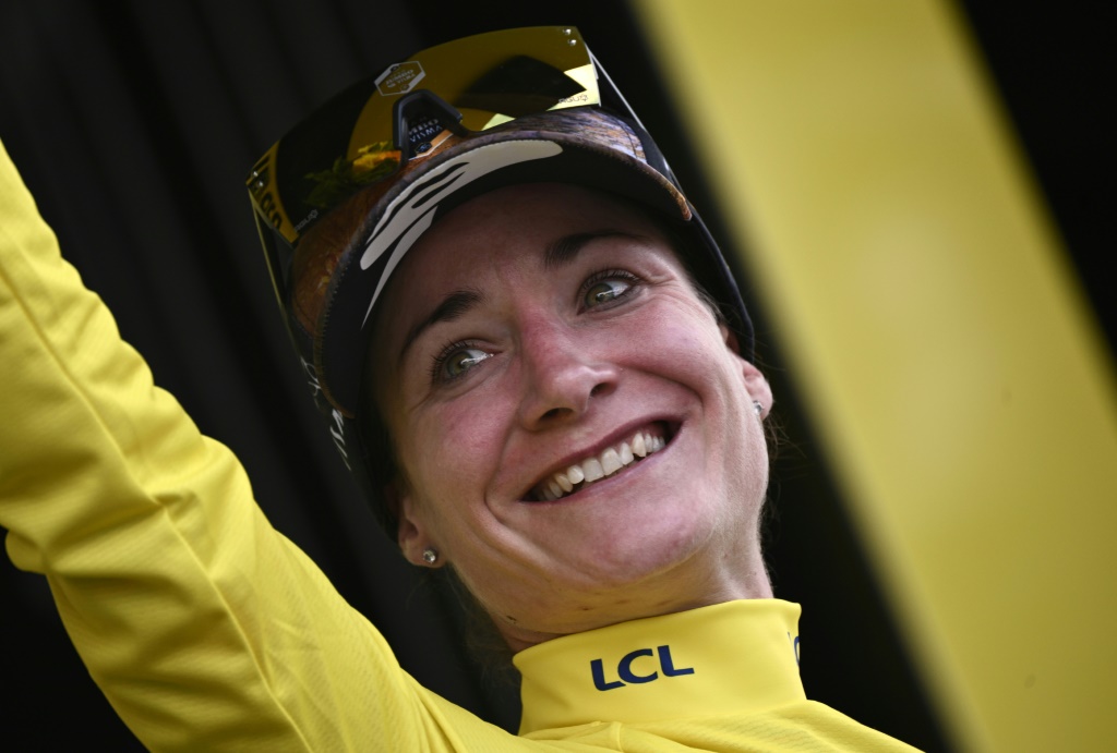 La joie de la Néerlandaise Marianne Vos, toujours maillot jaune du Tour de France Féminin, le 27 juillet 2022, après la victoire de la Suissesse Marlen Reussers dans la 4e étape, disputée entre Troyes et Bar-sur-Aube