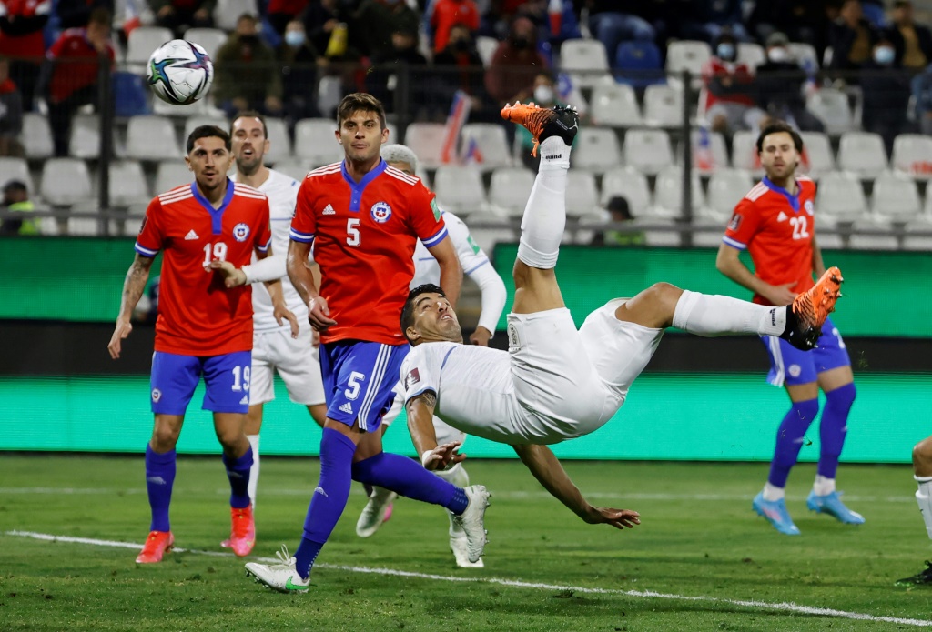 L'attaquant uruguayen Luis Suarez marque contre le Chili, lors des qualifications pour le Mondial 2022 au Qatar, le 29 mars 2022 à Santiago