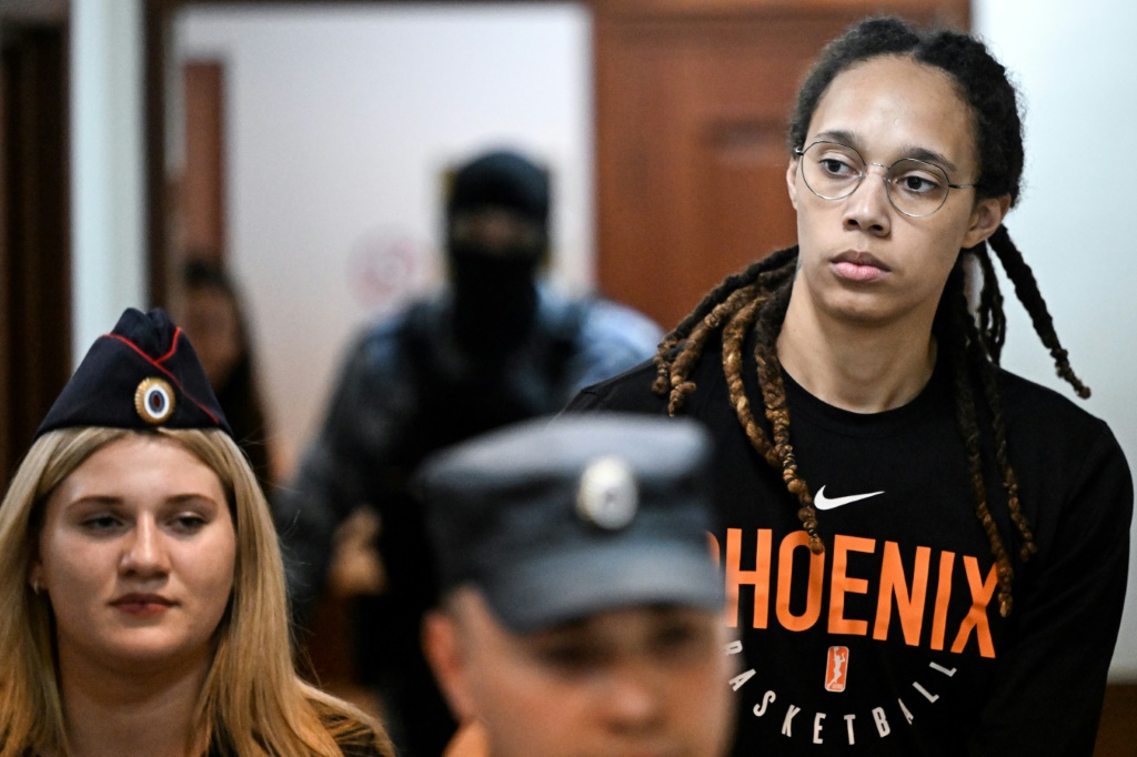 La basketteuse américaine Brittney Griner arrive pour son procès, le 27 juillet 2022 à Khimki, près de Moscou, où elle est jugée à la suite de son arrestation à l'aéroport de Moscou en février en possession d'un liquide de vapoteuse à base de cannabis
