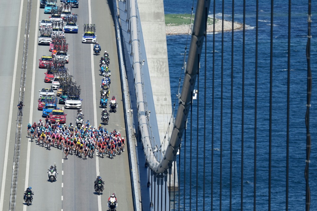 Le peloton du Tour de France sur le pont du Grand Belt lors de la 2e étape, le 2 juillet 2022