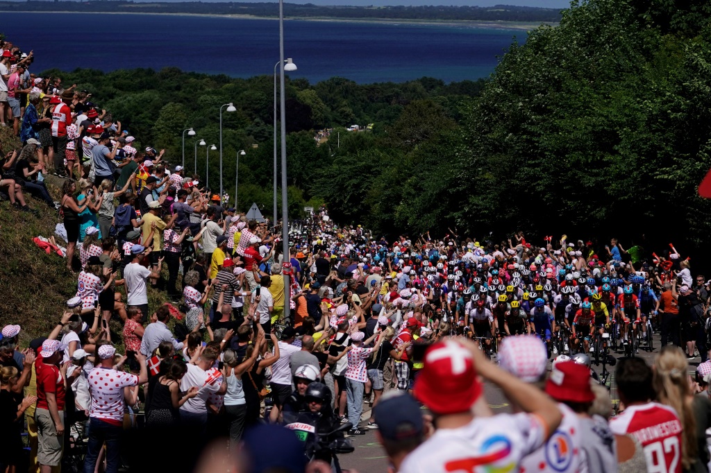 La foule sur les routes danoises du Tour de France lors de la 2e étape entre Roskilde et Nyborg, le 2 juillet 2022