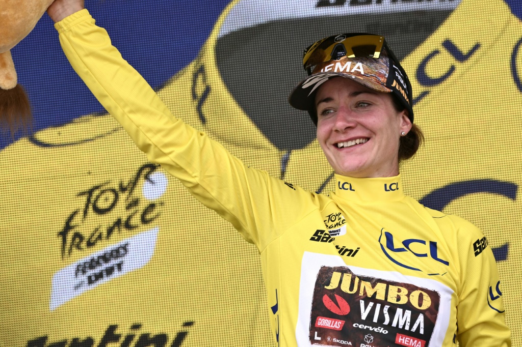 Le maillot jaune du Tour de France toujours sur les épaules de Marianne Vos après la 5e étape à Saint-Dié-des-Vosges, le 28 juillet 2022