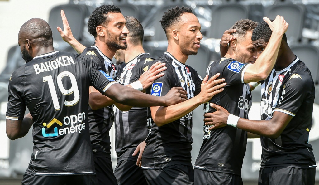 Les joueurs du SCO Angers se congratulent après un but contre Bordeaux à Raymond-Kopa, le 8 mai 2022