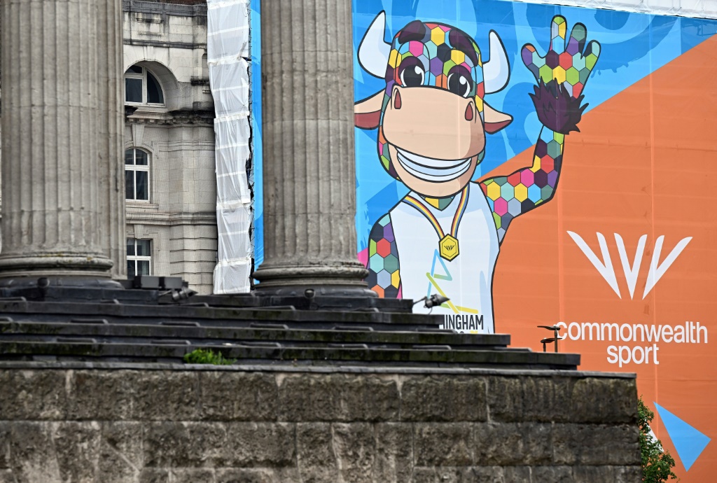 Perry, la mascotte des Jeux du Commonwealth, présentée sur un bâtiment de Birmingham, la ville-hôte de la 22e édition, le 26 juillet 2022, deux jours avant l'ouverture officielle