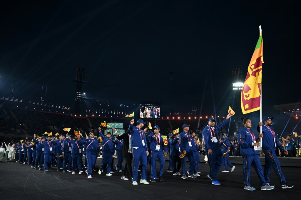 La délégation des athlètes du Sri Lanka défile lors de la cérémonie d'ouverture des 22e Jeux du Commonwealth, le 28 juillet 2022 à Birmingham