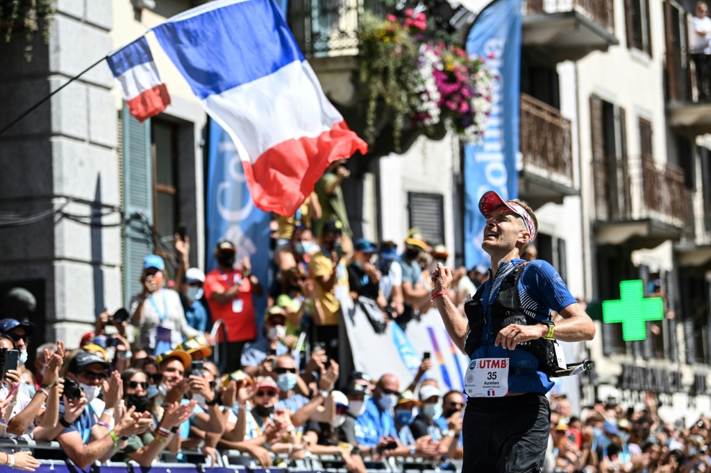 François d'Haene au bout des 20 heures et 46 minutes d'effort après l'Ultra-Trail du Mont-Blanc (UTMB) à Chamonix, le 28 août 2021