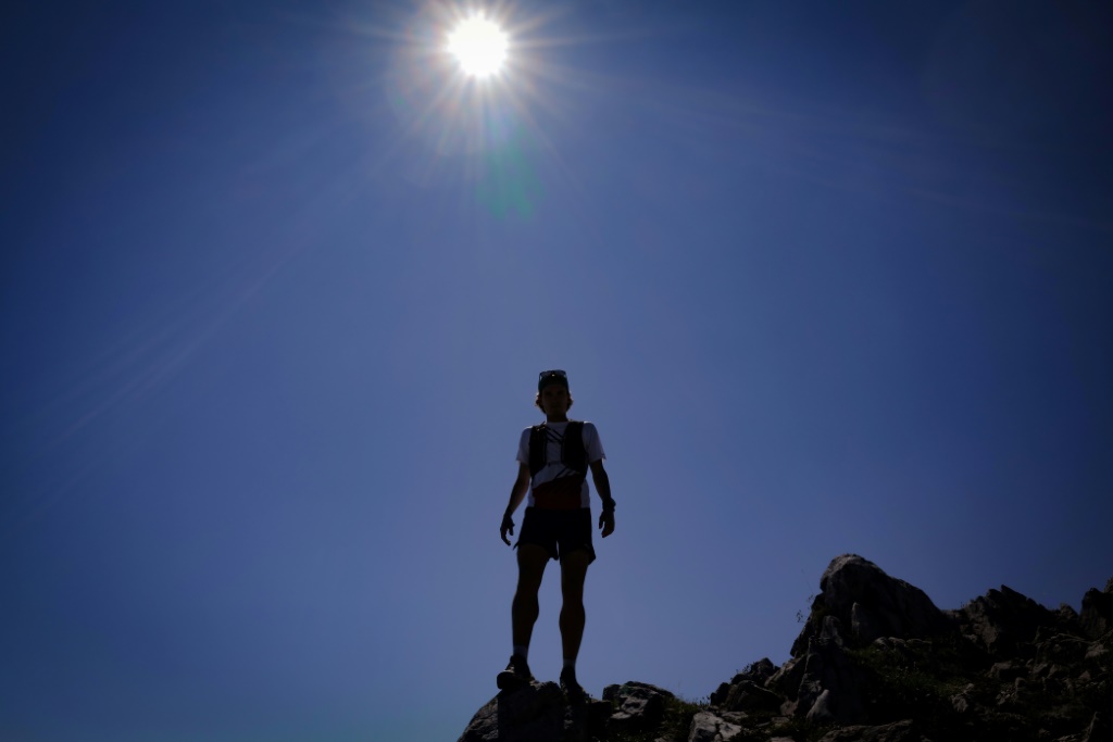 L'ultra-traileur Alexandre Boucheix, dit Casquette Verte, au sommet de l'exigeant trail des Alpes,  le 21 juilet 2022