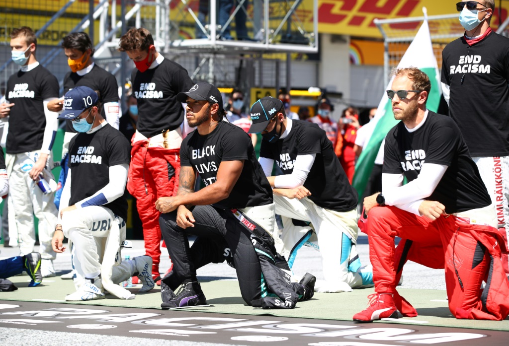 Sebastian Vettel met un genou à terre contre le racisme aux côtés de ses pairs dont Lewis Hamilton (casquette) avant le GP d'Autriche à Spielbelg, le 5 juillet 2020