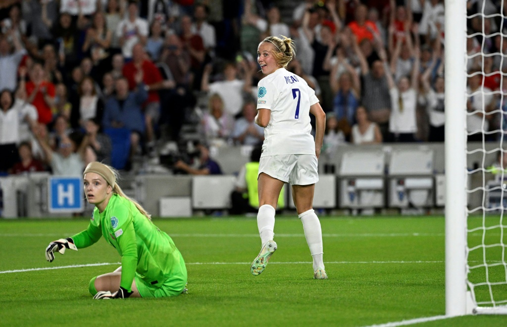 La buteuse Beth Mead vient de marquer le 8e but de l'Angleterre contre la Norvège, son troisième personnel, à Brighton, le 11 juillet 2022
