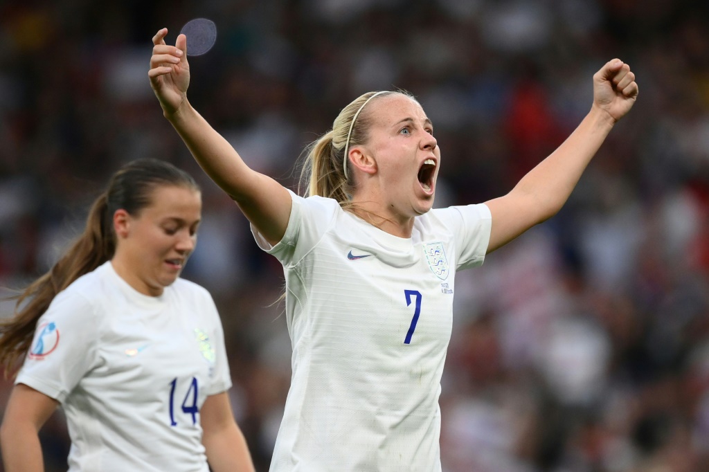 L'attaquante anglaise Beth Mead heureuse après avoir ouvert le score contre l'Autriche à Old Trafford, le 6 juillet 2022