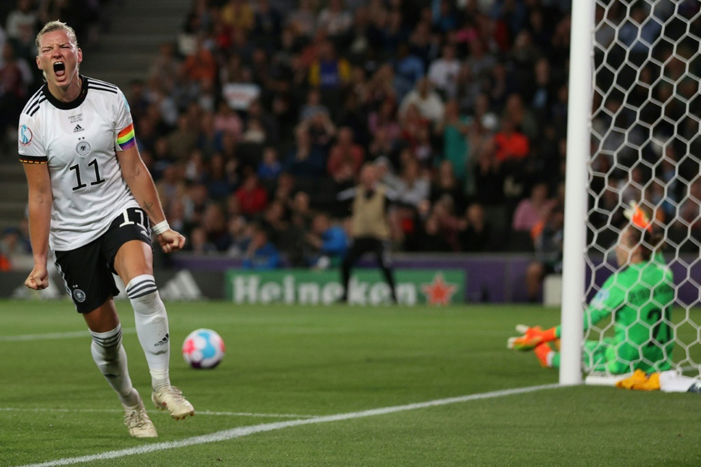 La capitaine de l'Allemagne Alexandra Popp fête son 2e but personnel, celui de la victoire sur les Bleues à Milton Keynes, le 27 juillet 2022