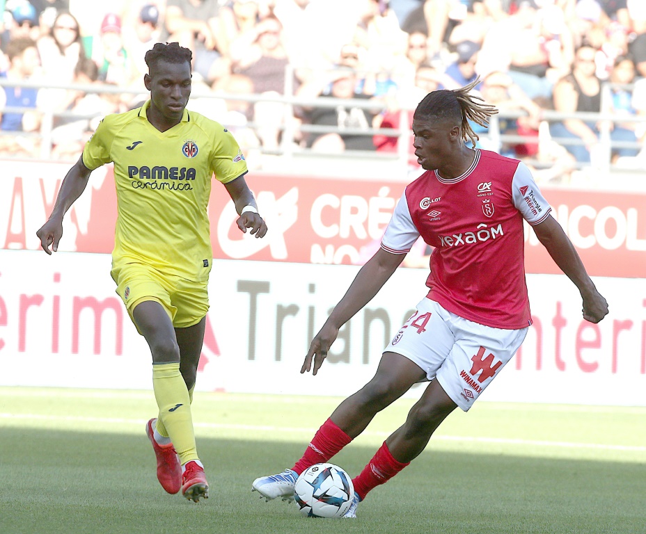 Le défenseur rémois Emmanuel Agbadou devance Nicolas Jackson lors du match amical contre Villarreal à Reims, le 24 juillet 2022