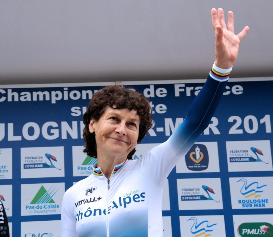 La légende Jeannie Longo savoure son titre de championne de France de contre-la-montre à Boulogne-sur-Mer, le 23 juin 2011
