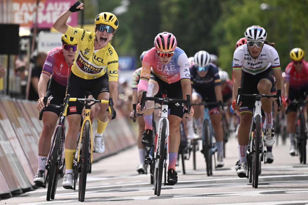 Marianne Vos, maillot jaune du Tour de France, triomphe   à Rosheim, au b out de la 6e étape, le 29 juillet 2022