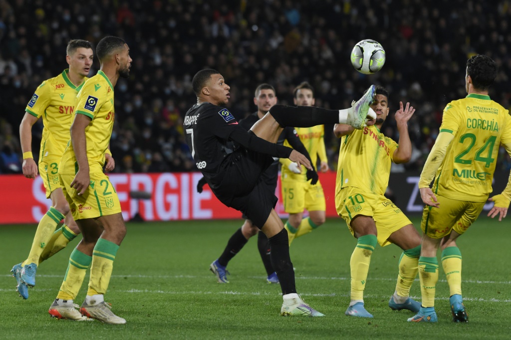 L'attaquant du Paris Saint-Germain Kylian Mbappé tente de contrôler le ballon au milieu de la défense nantaise, lors de leur match de la 25e journée de Ligue 1, le 19 février 2022 au Stade de La Beaujoire