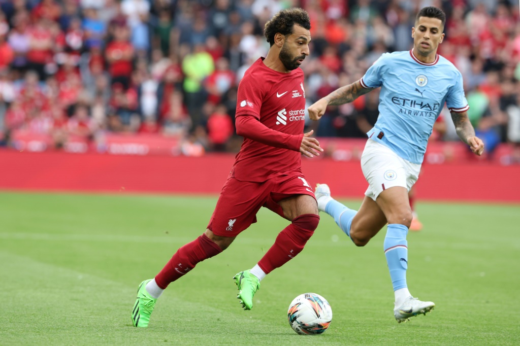 L'attaquant de Liverpool Mohamed Salah (g) devance le défenseur de Manchester City Joao Cancelo, le 30 juillet 2022 à Leicester