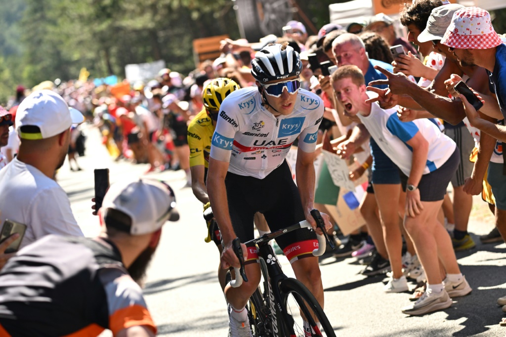 Le Slovène Tadej Pogacar, suivi du maillot jaune, le Danois Jonas Vingegaard, lors de la dernière ascension de la 14e étape du Tour de France, disputée entre Saint-Etienne et Mende, le 16 juillet 2022