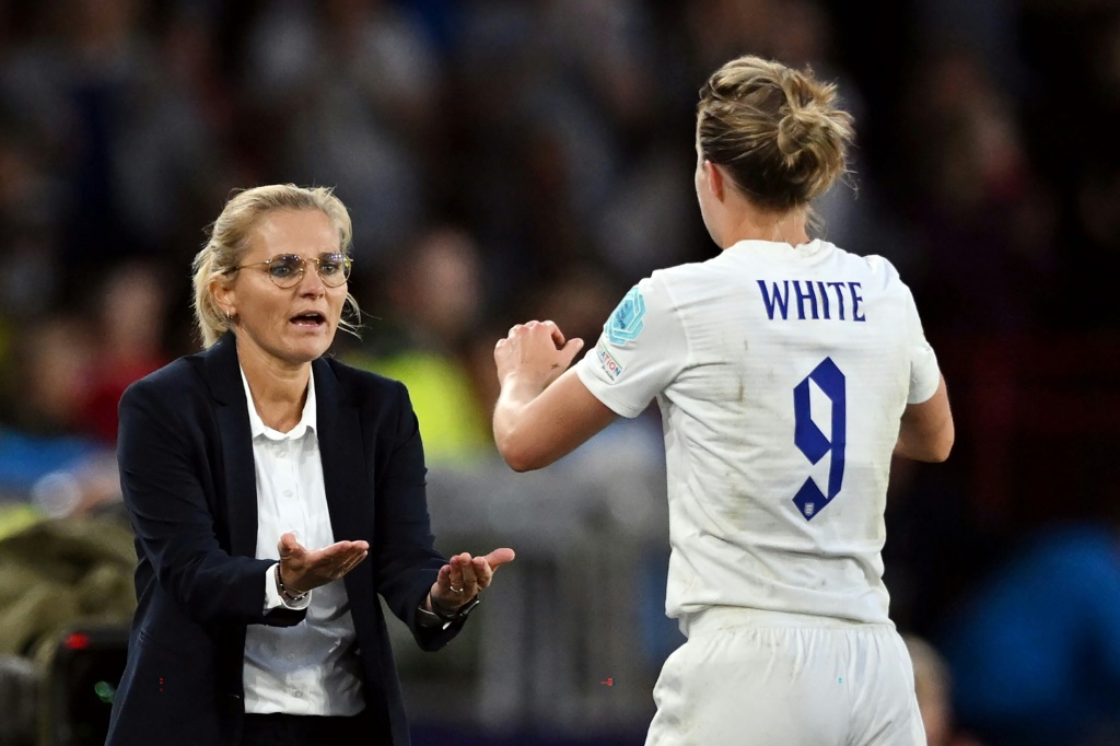 La joie de la coach Sarina Wiegman avec son attaquante vedette Ellen White à Sheffield, le 26 juillet 2022