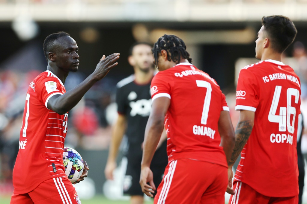 L'attaquant sénégalais du Bayern Munich, Sadio Mané célèbre son but avec ses coéquipiers, lors du match amical de pré-saison contre le DC United, le 20 juillet 2022 à Washington