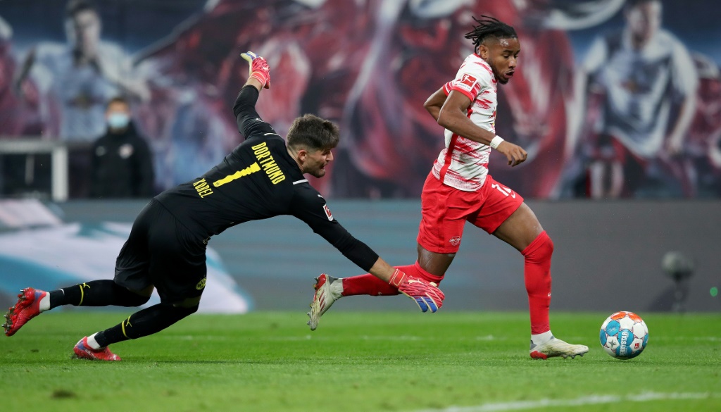 Le milieu de terrain français de Leipzig Christopher Nkunku dribble le gardien suisse de Dortmund Gregor Kobel et ouvre le score à domicile, lors de la 11e journée de Bundesliga, le 6 novembre 2021