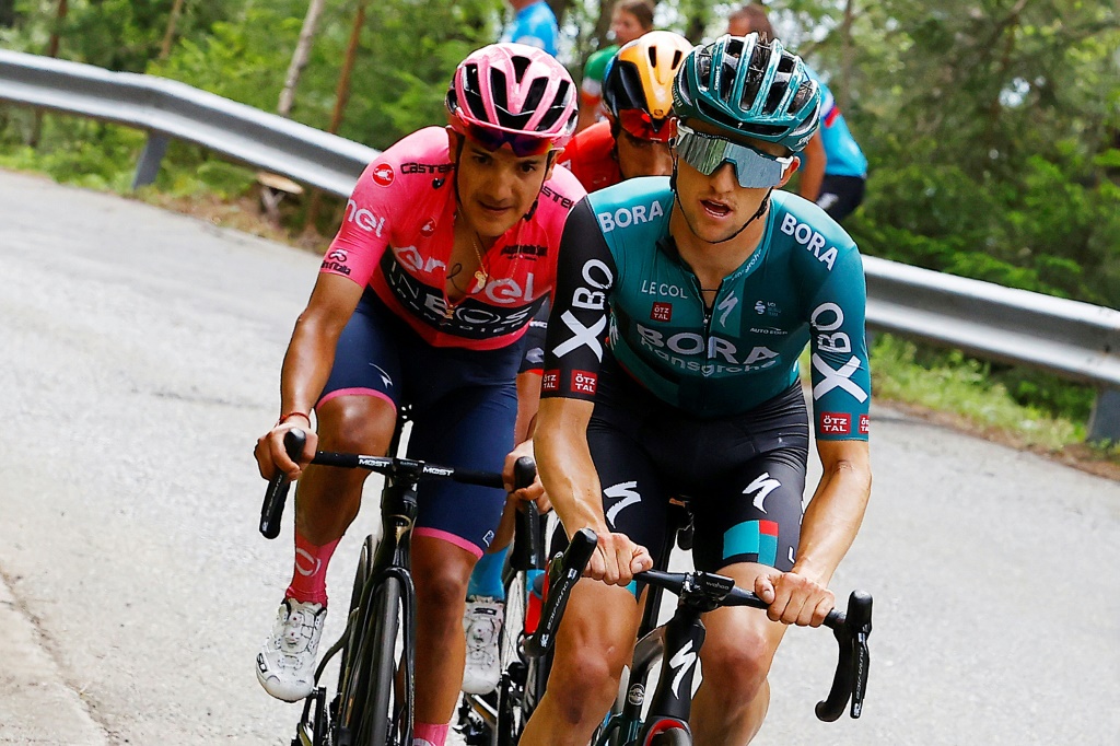 L'Australien Jai Hindley mène devant l'Equatorien Richard Carapaz, lors de la 16e étape du Giro, disputée entre Salo et Aprica, le 24 mai 2022