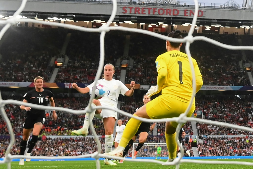L'attaquante anglaise Beth Mead ouvre le scroe face à l'Autriche, lors de leur match de phase de poules de l'Euro, le 6 juillet 2022 au Stade d'Old Trafford à Manchester