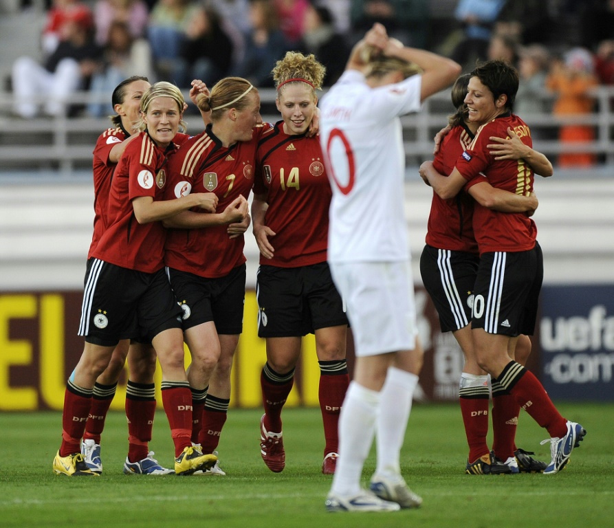 La joie de la milieu de terrain allemande Kim Kulig (c), félicité par ses coéquipières, après avoir marqué contre l'Angleterre, en finale de l'Euro, le 10 septembre 2009 au Stade Olympique d'Helsinki