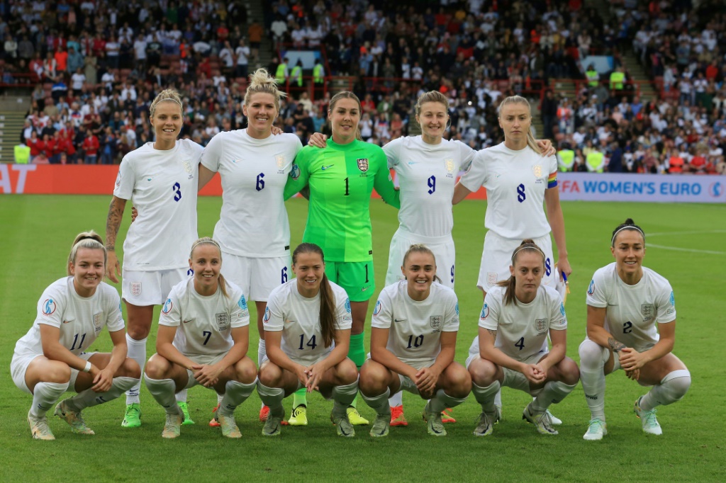 L'équipe d'Angleterre pose avant la demi-finale de l'Euro contre la Suède, le 26 juillet 2022 à Sheffield