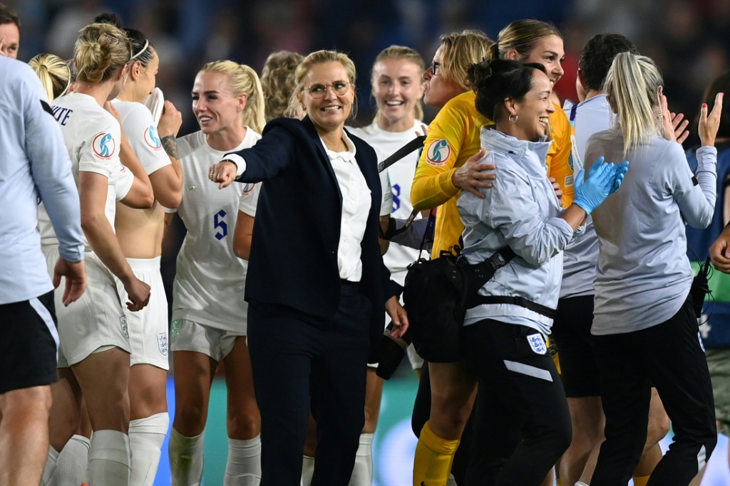 La joie de la sélectionneuse néerlandaise Sarina Wiegman, après la victoire de l'Angleterre, 2-1 (a.p.) face à l'Espagne, en quart de finale de l'Euro, le 20 juillet 2022 à Brighton