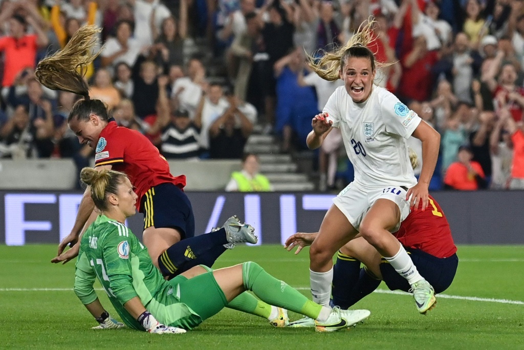 La joie de la milieu de terrain anglaise Ella Toone, après avoir égalisé face à l'Espagne, en quart de finale de l'Euro, le 20 juillet 2022 à Brighton