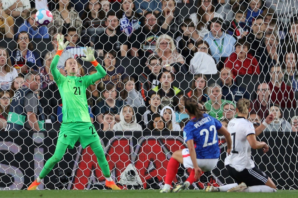L'attaquante allemande Alexandra Popp devance la défenseure française Eve Périsset et ouvre le score, lors de leur demi-finale de l'Euro, le 27 juillet 2022 à Milton Keynes (Angleterre)
