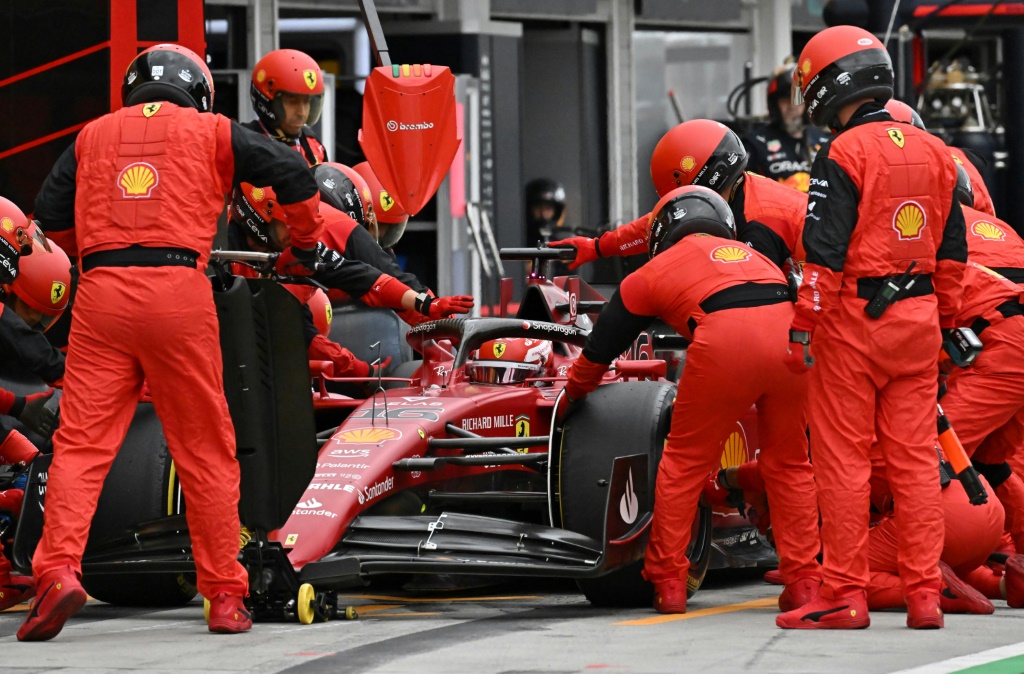 Le pilote Ferrari Charles Leclerc marque un arrêt au stand pour ravitaillement au Hungaroring, le 31 juillet 2022