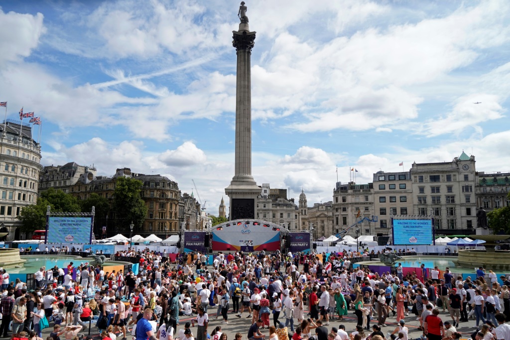 Les supporters anglais rassemblés dans une fan-zone, place de Trafalgar au coeur de Londres, pour assister à la finale de l'Euro féminin, le 31 juillet 2022