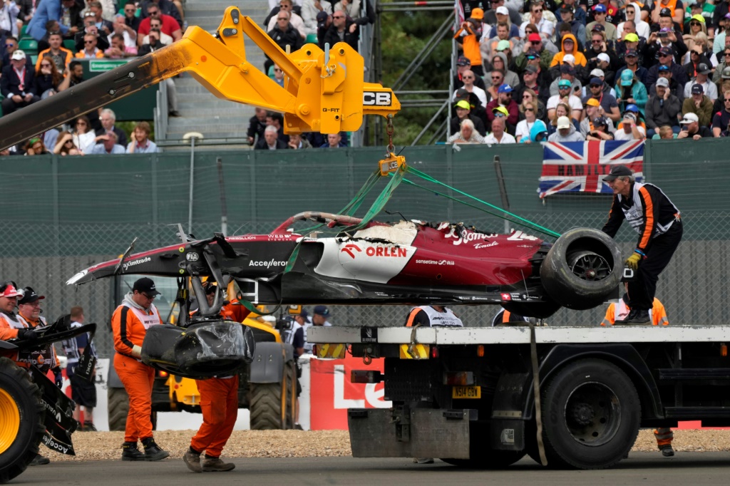 L'Alfa Romeo accidenté de Zhou Guanyu est remorquée la course étant neutralisée sur le circuit de Silverstone, le 3 juillet 2022