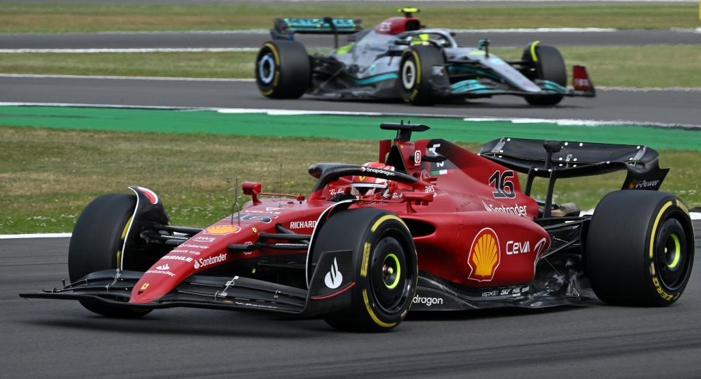 La Mercedes W13 de Lewis Hamilton en chasse derrière la Ferrari de Charles Leclerc pour le podium à Silverstone, le 3 juillet 2022