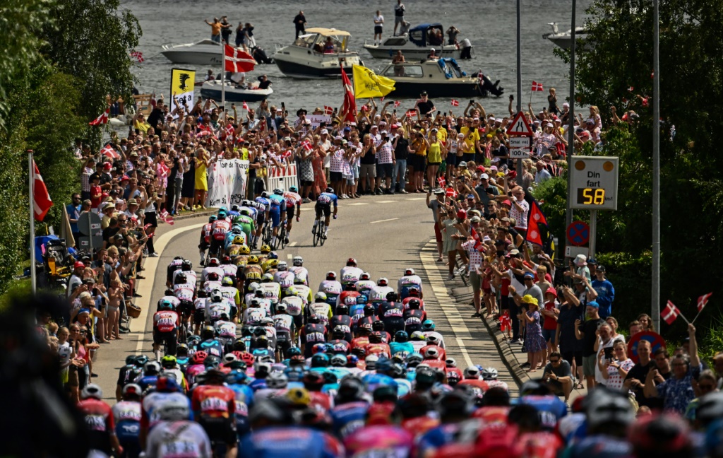 Une marée humaine accompagne le peloton du Tour de France au départ de Vejle pour Sonderborg, le 3 juillet 2022