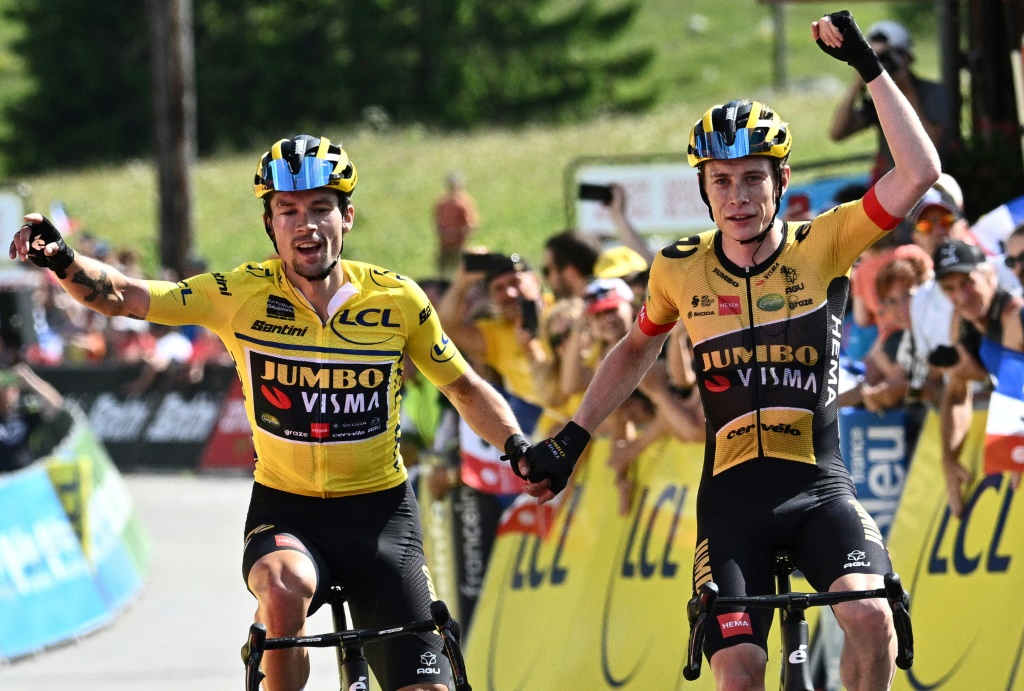 Le coureur danois Jonas Vingegaard (d.), vainqueur de l'étape, et le coureur slovène Primoz Roglic (g.), de l'équipe Jumbo-Visma, passent la ligne d'arrivée à la fin de la huitième et dernière étape du Critérium du Dauphiné, 137,5 km entre Saint-Alban-Leysse et le Plateau de Solaison, le 12 juin 2022