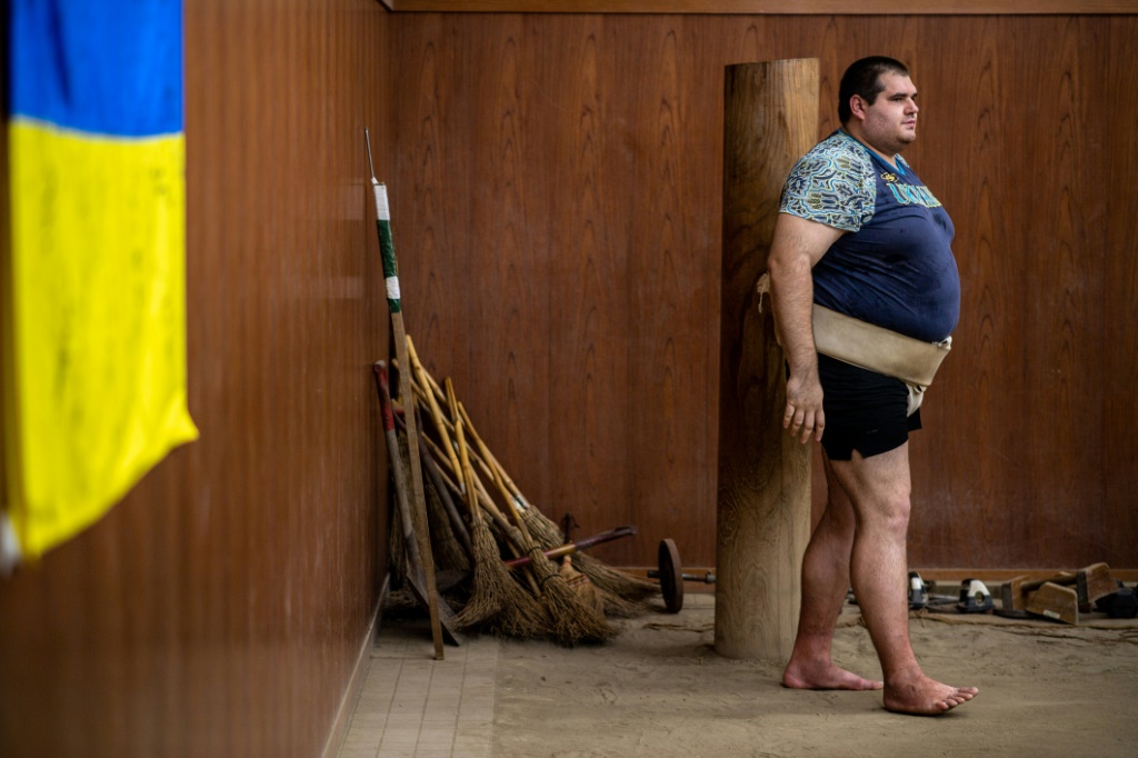 Le lutteur de sumo ukrainien Oleksandr Veresiuk prend part à un entrainement à Soka, dans la préfecture de Saitama, le 3 juillet 2022