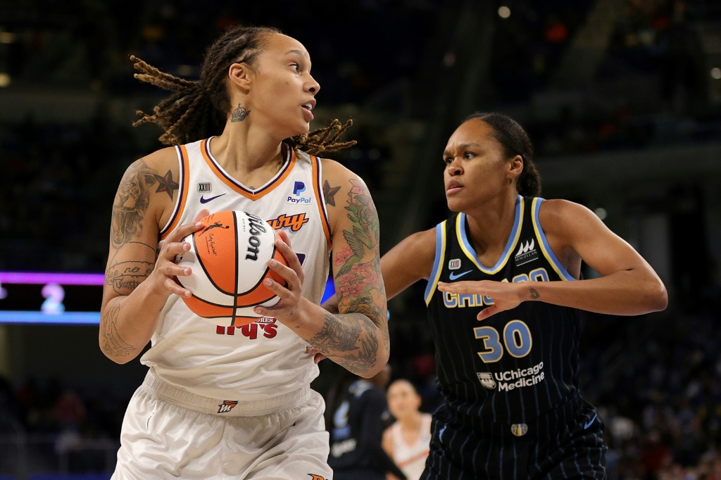 Brittney Griner (g.) des Phoenix Mercury face à Azura Stevens (d.) des Chicago Sky pendant le quatrième match des finales WNBA à Chicago, le 17 octobre 2021