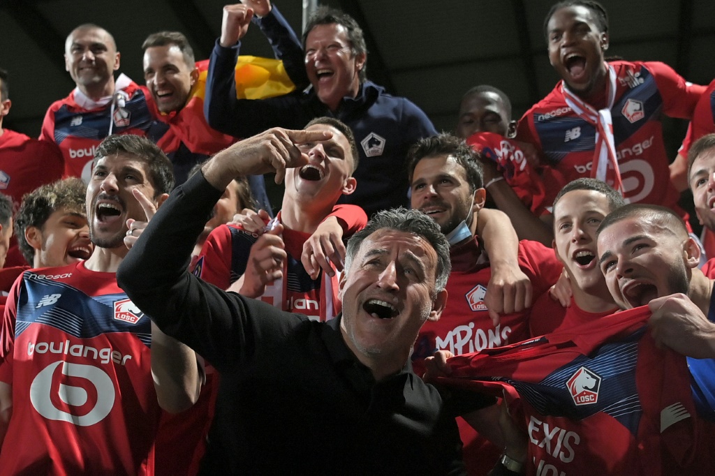 L'entraîneur de Lille Christophe Galtier célèbre sa victoire en L1 contre Angers avec ses joueurs le 23 mai 2021 à Angers