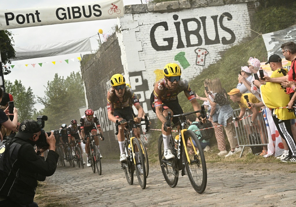 Les deux coureurs de Jumbo Tiesj Benoot (à gauche) et Primoz Roglic (à droite) pendant la 5e étape du Tour de France le 6 juillet 2022 entre Lille et Arenberg