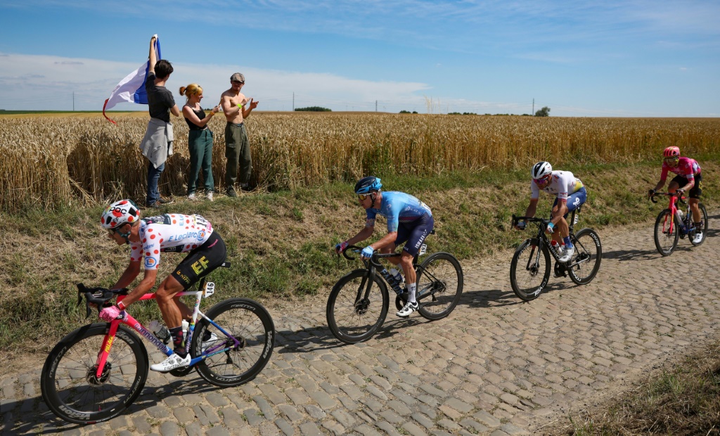 Le Danois Magnus Cort Nielsen (à gauche), l'Australien Simon Clarke, le Norvégien   Edvald Boasson Hagen et l'Américain Neilson Powless (à droite) pendant la 5e étape du Tour de France entre Lille et Arenberg Porte du Hainaut le 6 juillet 2022
