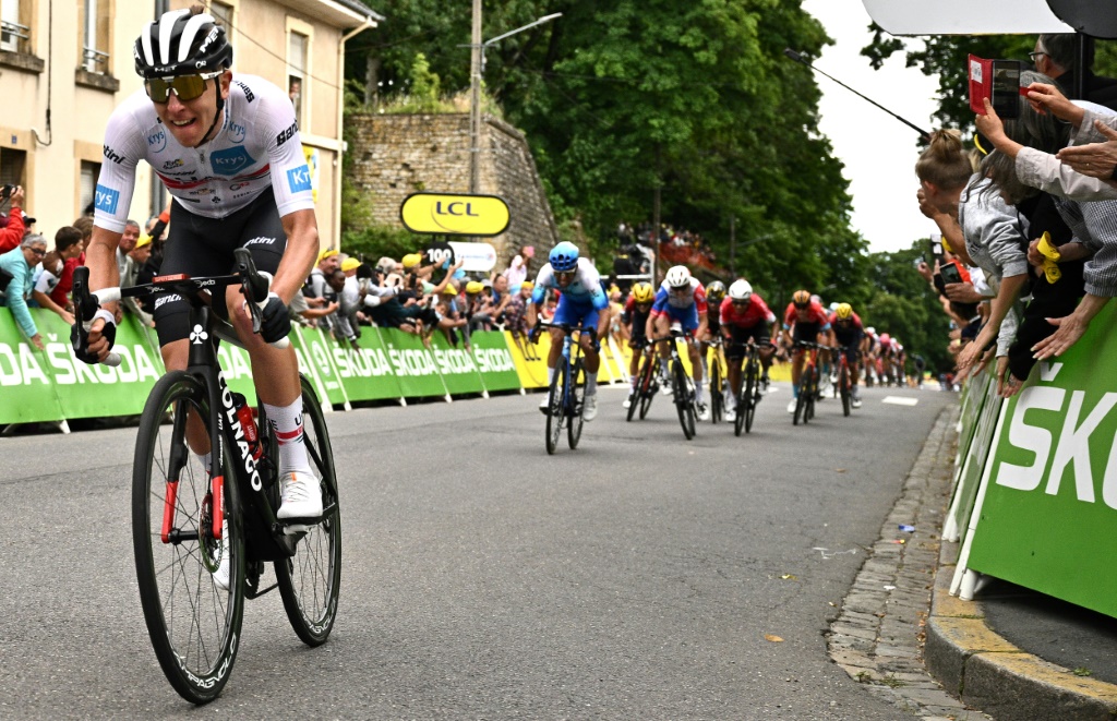 Le Slovène Tadej Pogacar s'élance vers la victoire dans la 6e étape du Tour de France le 7 juillet 2022 à Longwy
