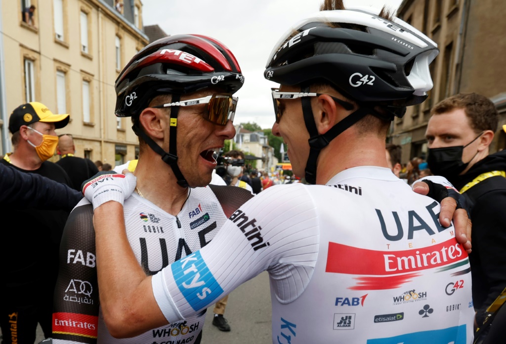 Le Slovène Tadej Pogacar félicité par son coéquipier Rafal Majka (g) après sa victoire dans la 6e étape du Tour de France le 7 juillet 2022 à Longwy