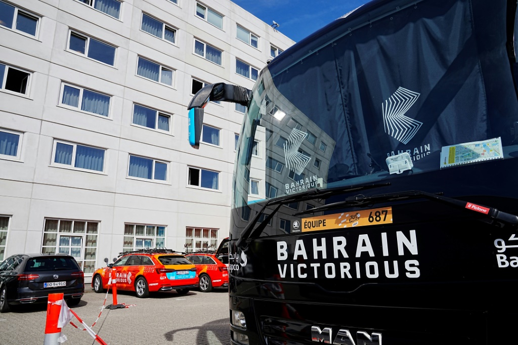 Un autocar de l'équipe Bahrain devant l'hôtel de Glostrup, au Danemark, où la formation cycliste a fait l'objet d'une nouvelle perquisition le 30 juin 2022