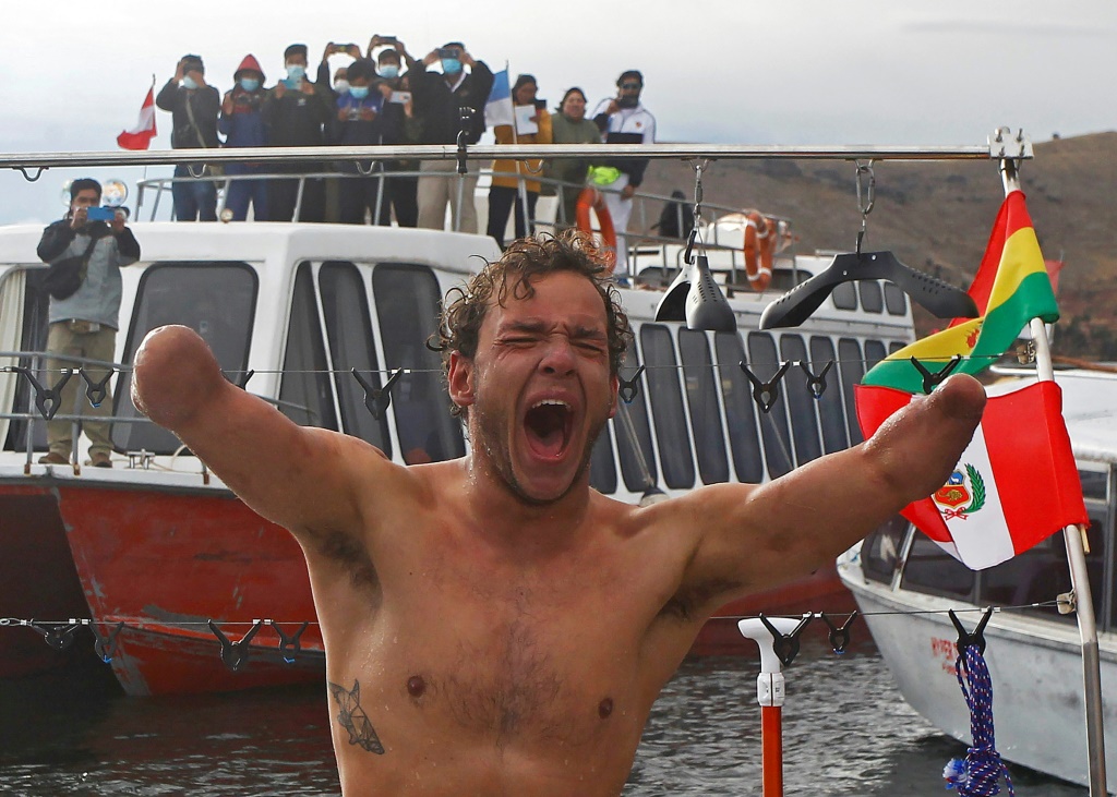Théo Curin, acteur, mannequin, nageur de l'extrême, conférencier, amputé des quatre membres, à l'arrivée de sa traversée à la nage du lac Titicaca le 20 novembre 2021 au Pérou