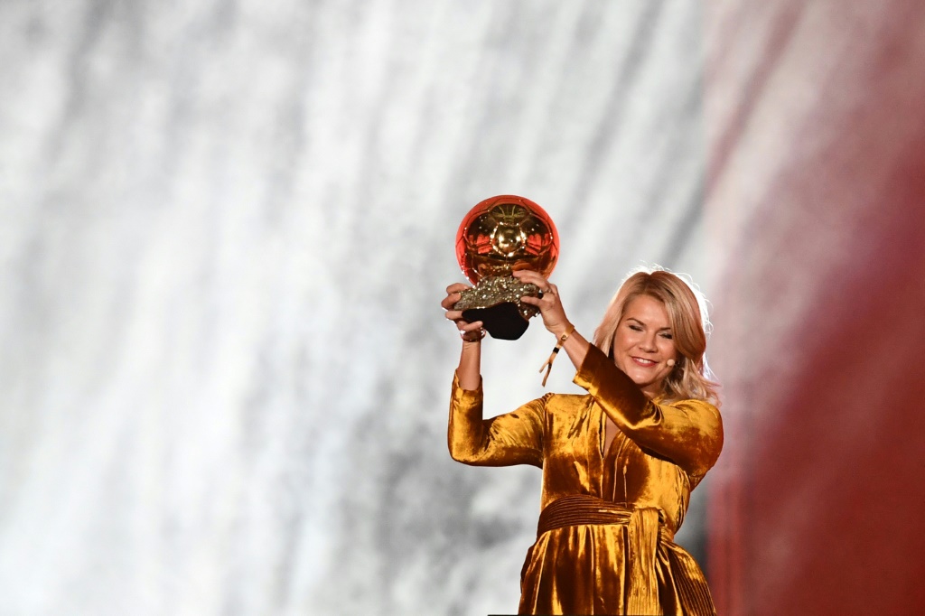 Ada Hegerberg soulève son trophée du ballon d'or le 3 décembre 2018 à Paris